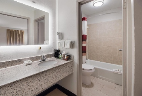 Red Roof Inn & Suites Jackson image 36
