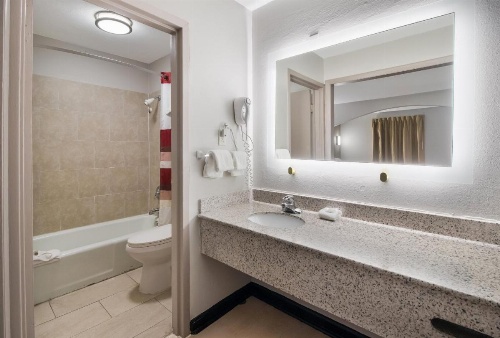 Red Roof Inn & Suites Jackson image 37